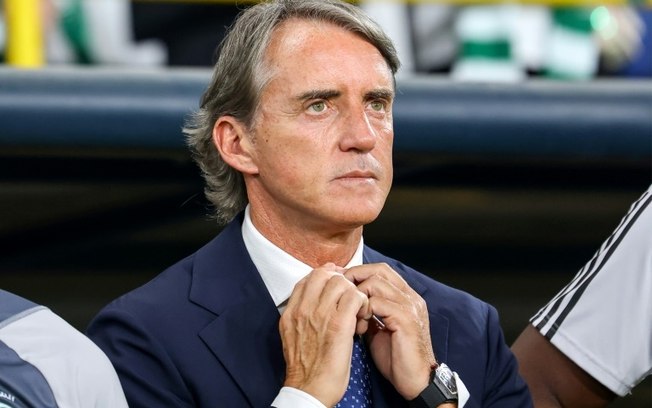 O então técnico da seleção da Arábia Saudita, Roberto Mancini, durante uma partida contra a Jordânia em Riad, em 11 de junho de 2024. O então técnico da seleção da Arábia Saudita, Roberto Mancini, durante uma partida contra a Jordânia em Riad, em 11 de junho de 2024.