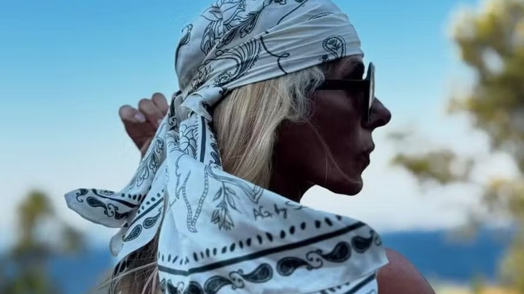 Adriane Galisteu ousa em clique nu à beira-mar e celebra amor-próprio