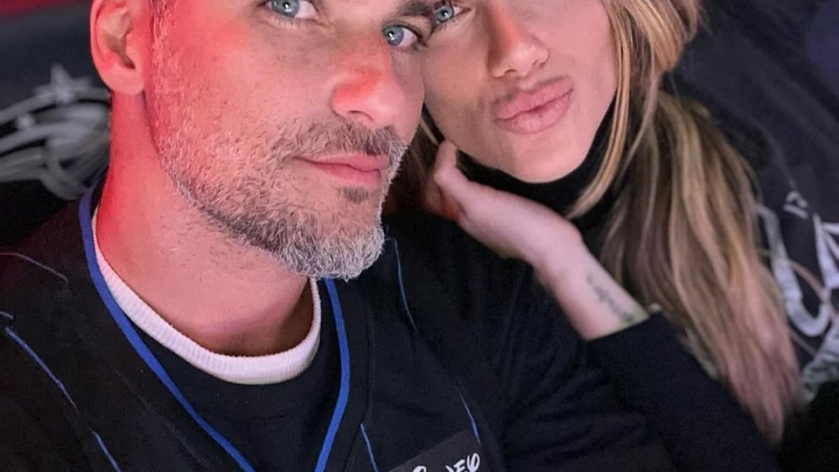 Giovanna Ewbank e Bruno Gagliasso levam filhos a jogo de basquete nos Estados Unidos