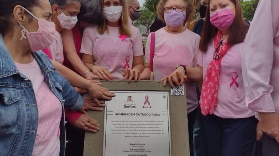 Foi inaugurada uma placa em alusão ao Outubro Rosa, com destaque a atuação da entidade, que completa 20 anos em 2021, no combate ao câncer de mama Foi inaugurada uma placa em alusão ao Outubro Rosa, com destaque a atuação da entidade, que completa 20 anos em 2021, no combate ao câncer de mama