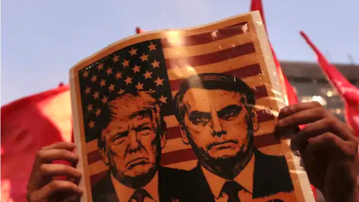 Cartaz com a foto do presidente Donald Trump e o ex-presidente Jair Bolsonaro Cartaz com a foto do presidente Donald Trump e o ex-presidente Jair Bolsonaro