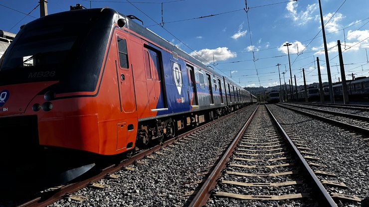 Entenda como é feita a troca dos dormentes nas linhas de trem