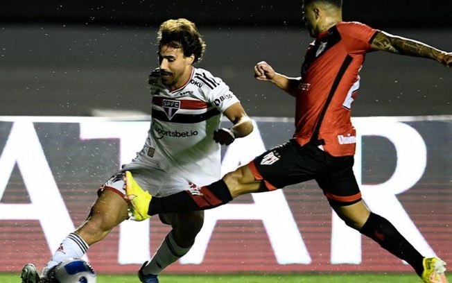 Igor Gomes é expulso, defesa falha e São Paulo perde para o Atlético-GO em primeiro jogo da semifinal