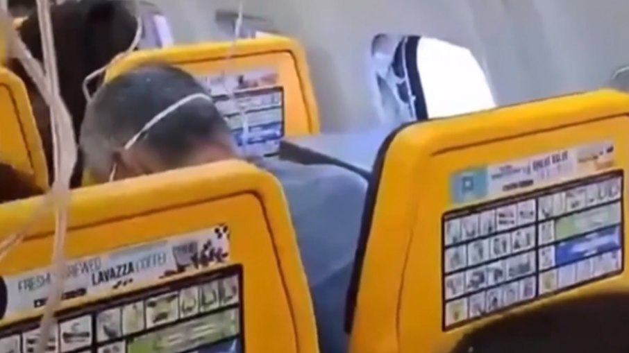 Passageiro quase é sugado após janela de avião quebrar em voo
