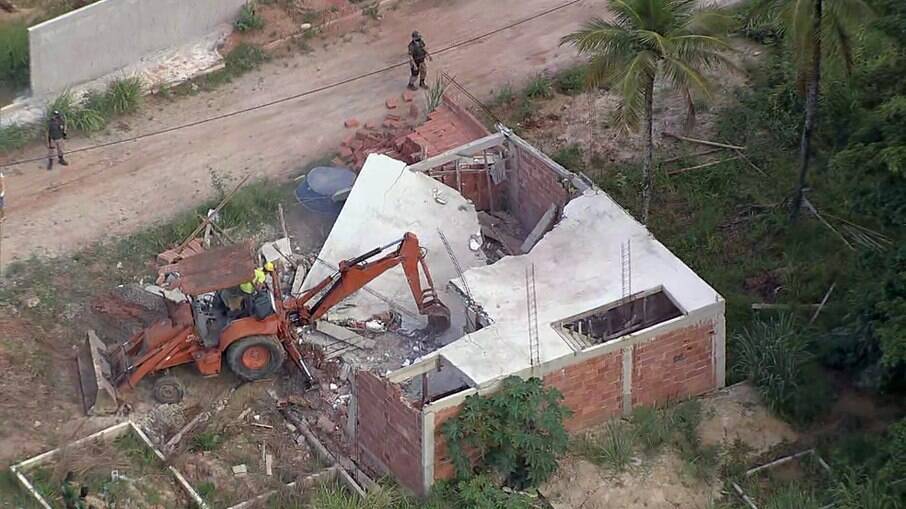 Prefeitura do RJ derruba construções irregulares 