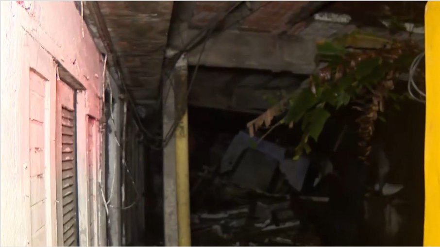 Cortiço desaba, mata homem e deixa mais de 60 desalojados em SP Cortiço desaba, mata homem e deixa mais de 60 desalojados em SP