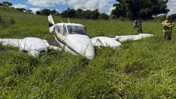 Avião cai em zona rural de Goiás e deixa feridos