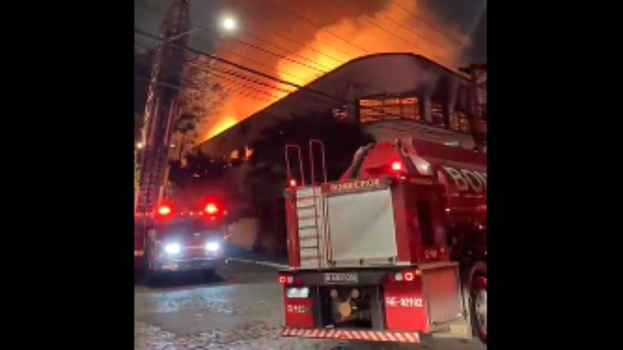Bombeiros atuam no combate a um incêndio em prédio na região do Belém, Zona Leste de São Paulo