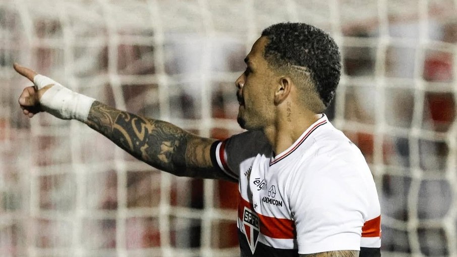 São Paulo vence Náutico em jogo de 2 expulsões e avança na Copa do Brasil São Paulo vence Náutico em jogo de 2 expulsões e avança na Copa do Brasil