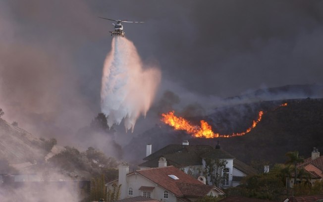 Bombeiros lutam contra incêndios no sul da Califórnia