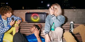 Caixa de som portátil JBL com karaokê surge com desconto