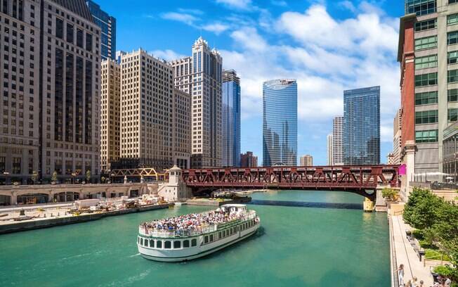 Conhecer a arquitetura de Chicago por meio de um cruzeiro pelo rio homônimo é um dos passeios turísticos sugeridos