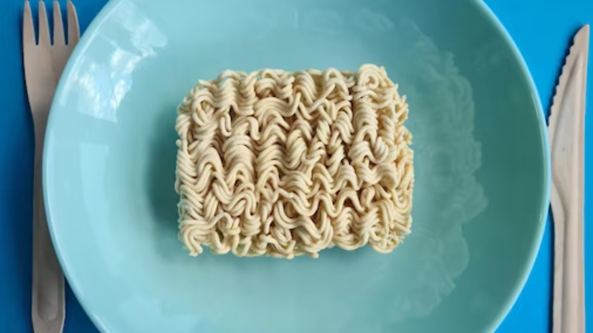 Menino de 13 anos morre após comer macarrão instantâneo cru