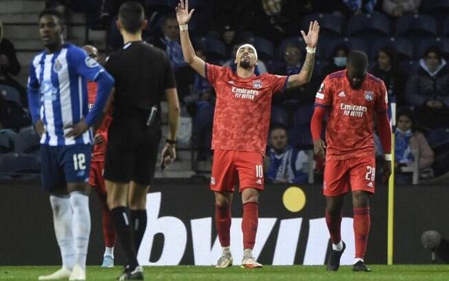 Com gol de Paquetá, Lyon vence Porto fora de casa pela Europa League