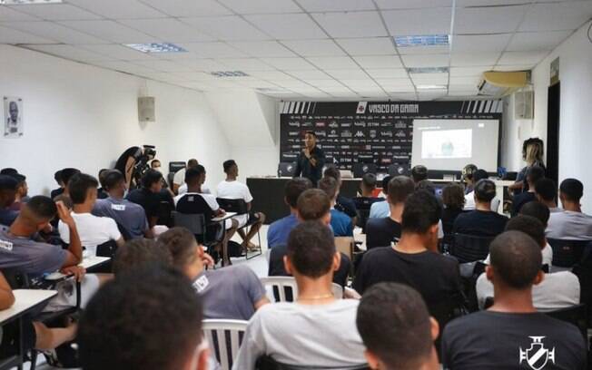 Vasco promove palestra socioeducativa sobre racismo aos meninos da base em São Januário