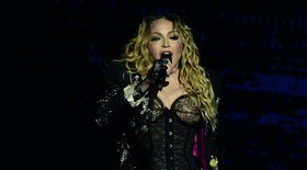 Madonna arrasa em show com performance e homenagens