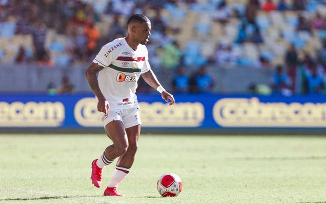 Douglas Costa será desfalque do Fluminense contra o Flamengo