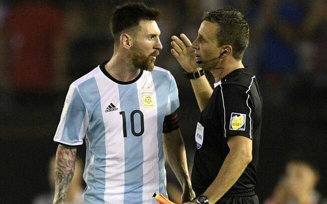Messi fala com auxiliar brasileiro durante partida contra o Chile