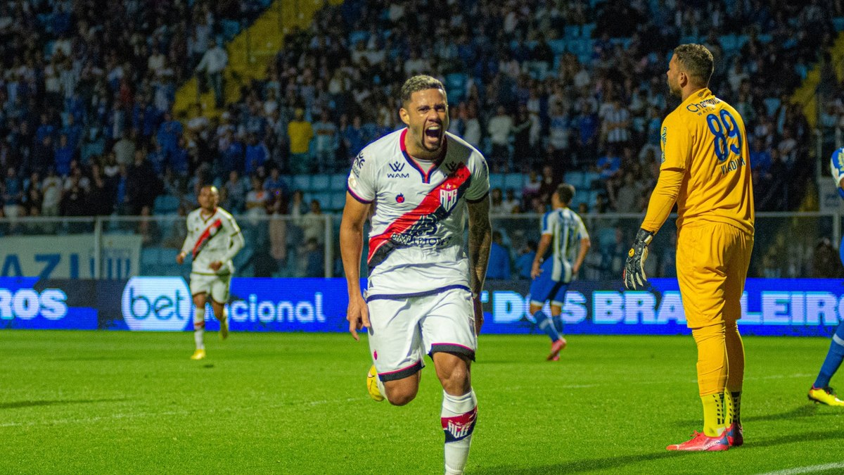 Atlético-GO vence Avaí na Ressacada