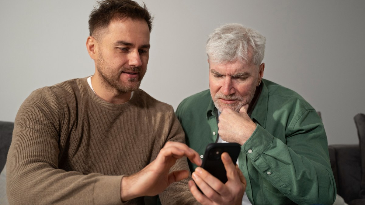 Funções da Uber ajudam a tornar a experiência de solicitar uma corrida mais simples para pessoas idosas