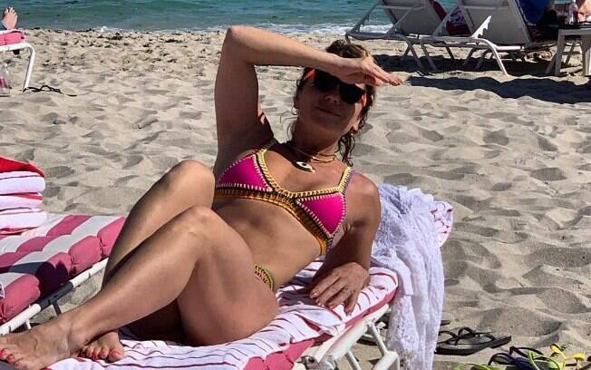 Giovanna Antonelli mostra corpão em dia de praia