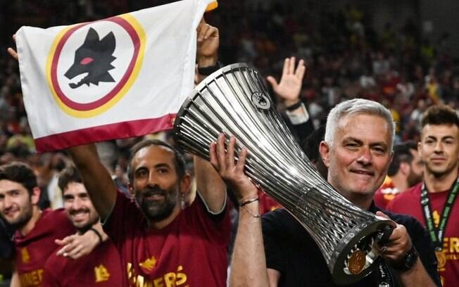 José Mourinho celebra título da Roma na Conference League