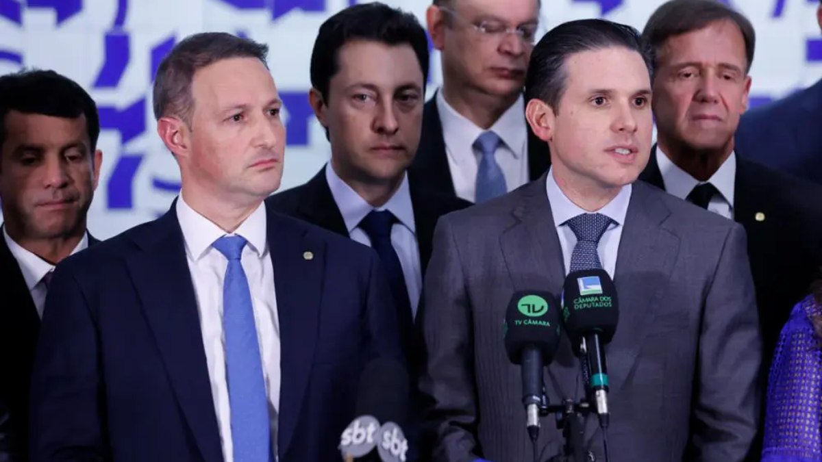 O relator do PL, deputado Guilherme Derrite (PP-SP), ao lado do presidente da Câmara, Hugo Motta (Republicanos-PB)