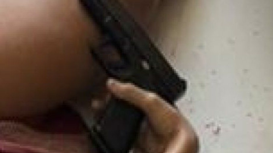 O modo como a arma foi encontrada levantou suspeitas dos policiais O modo como a arma foi encontrada levantou suspeitas dos policiais