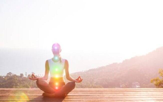 No corpo humano existem sete chakras que são alinhados da cabeça aos pés No corpo humano existem sete chakras que são alinhados da cabeça aos pés