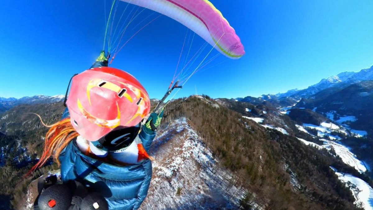 Avião rasga parapente e mulher sobrevive após queda