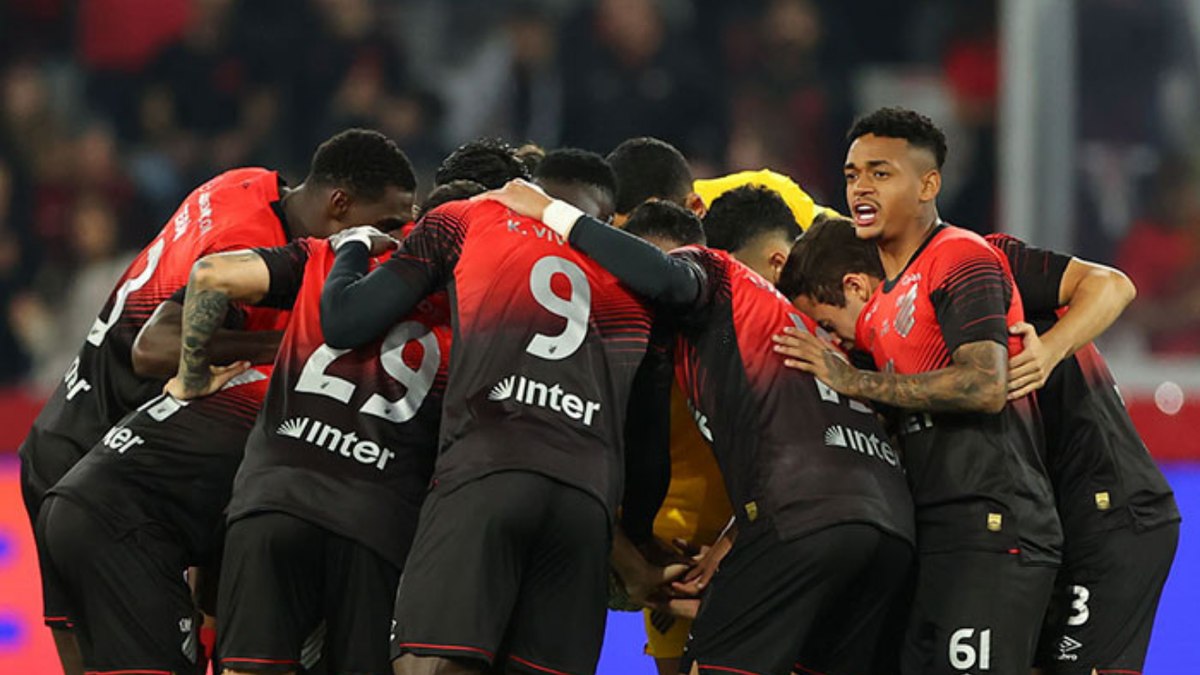 Time do Athletico-PR se reúne durante empate com o Avaí