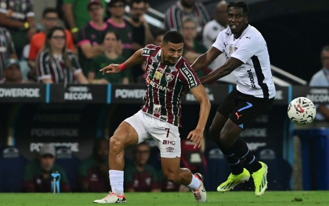 O meia do Fluminense André (E) e o atacante venezuelano da LDU Jan Hurtado disputam a bola durante o jogo de volta da final da Recopa Sul-Americana, no Maracanã, no Rio de Janeiro, em 29 de fevereiro de 2024.