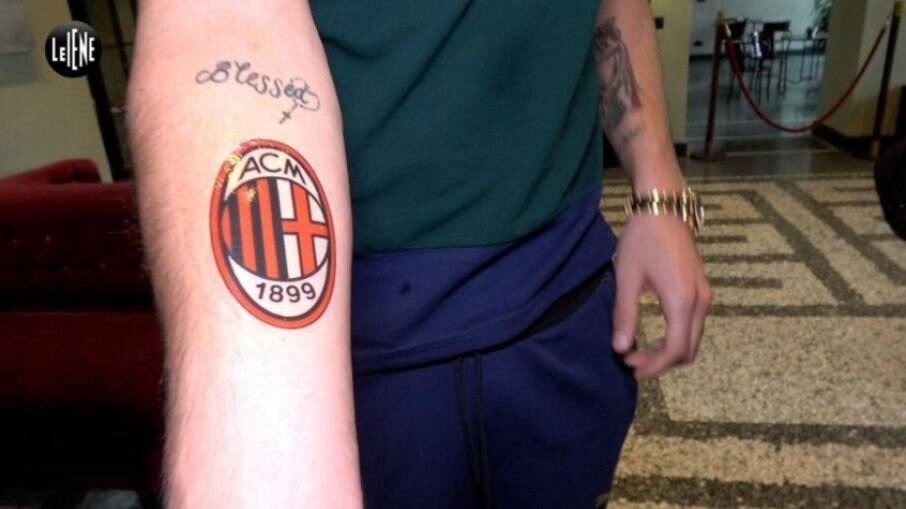 Donnarumma faz tatuagem removível do escudo do Milan