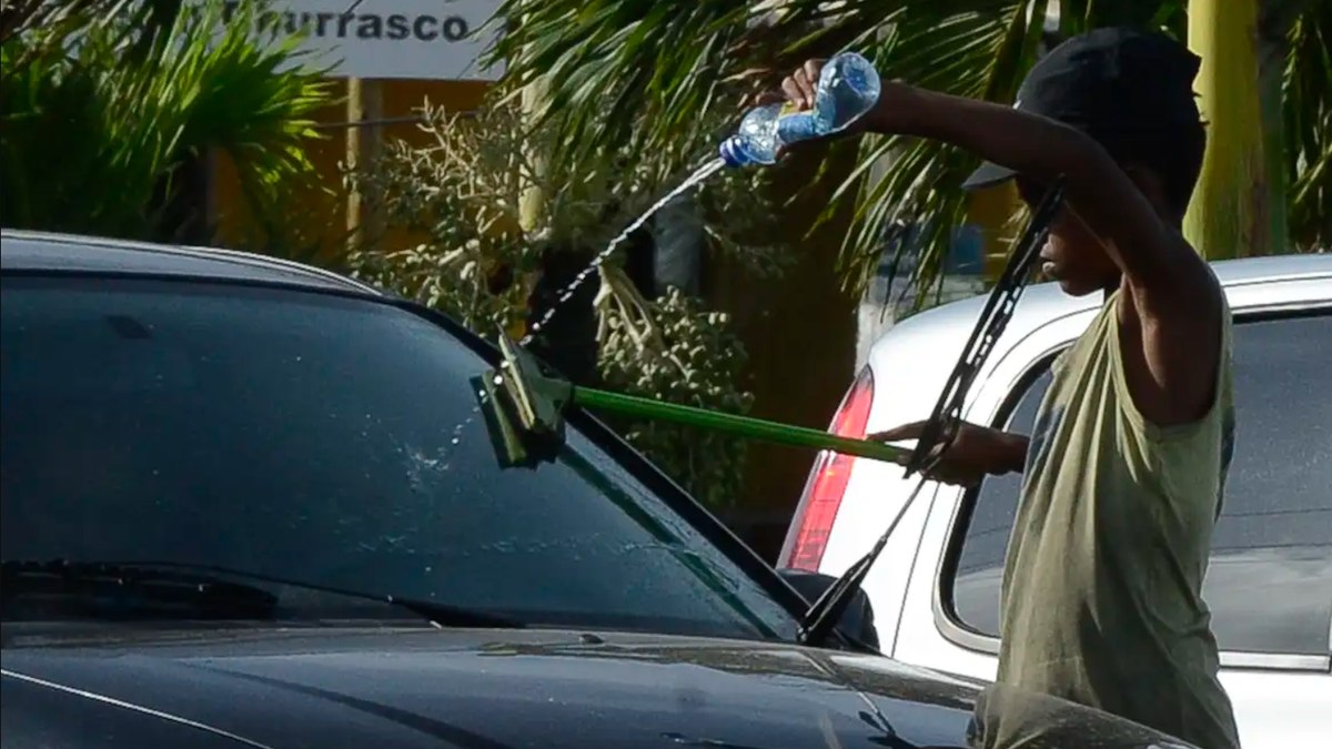 A legislação brasileira proíbe que crianças até 13 anos trabalhem A legislação brasileira proíbe que crianças até 13 anos trabalhem