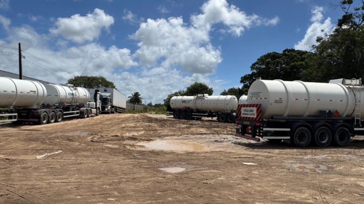Carretas de empresas ligadas ao PCC começam a deixar posto de combustível na Bahia Carretas de empresas ligadas ao PCC começam a deixar posto de combustível na Bahia