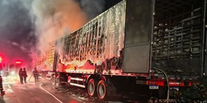 Vídeo: caminhão do Mercado Livre pega fogo na Dutra