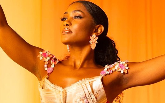 Erika Januza se emociona em estreia no "Saia Justa": "Importante"