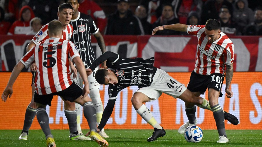 Corinthians bate Estudiantes e fica perto da semi da Sul-Americana