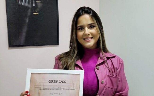 Julia Videira realiza extensão de cílios utilizando as técnicas fio a fio e volume brasileiro Julia Videira realiza extensão de cílios utilizando as técnicas fio a fio e volume brasileiro