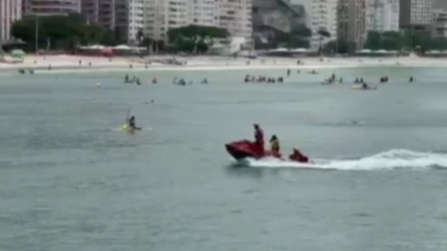 Resgate na praia de Copacabana Resgate na praia de Copacabana