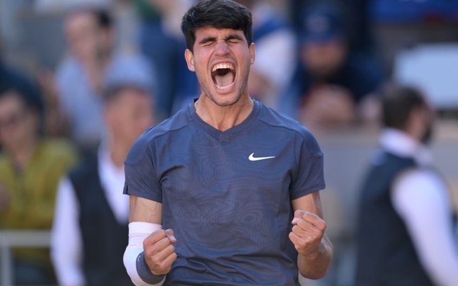 Carlos Alcaraz comemora a vitória sobre Jannik Sinner nas semifinais de Roland Garros em Paris, no dia 7 de junho de 2024