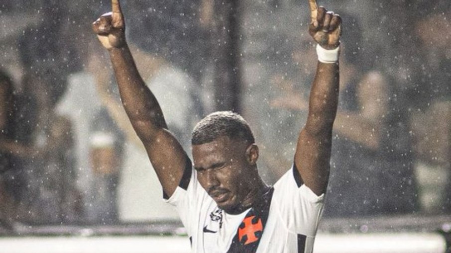 Cuiabano comemora o gol marcado contra o Palmeiras