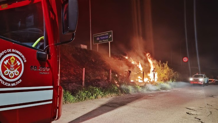 Bombeiros combatem incêndio na Rodovia dos Tamoios
