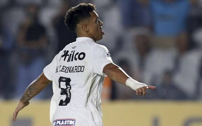 Santos só empata com o Banfield, mas se classifica na Copa Sul-Americana graças ao rival