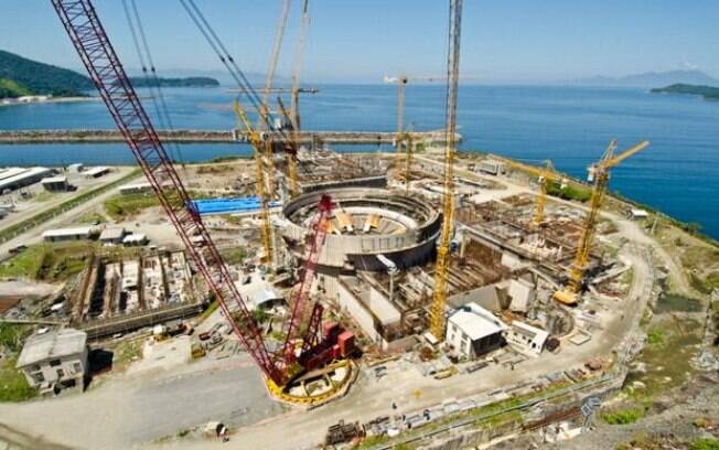 Em 2011, a Eletronuclear firmou um acordo de R$ 6,1 bilhões com o BNDES para conseguir concluir as obras de Angra 3