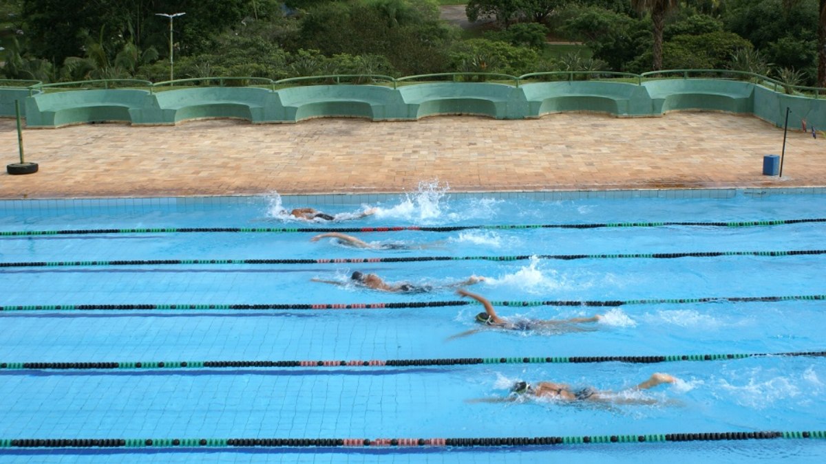 Programa de natação abrange desde aulas iniciais até o treinamento de equipes competitivas