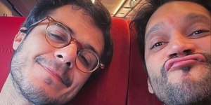 Armando Babaioff e namorado publicam foto juntos; web reage: 'Lindos'