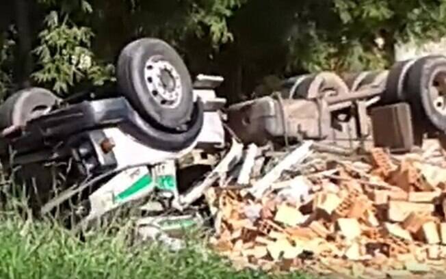 Motorista morre após caminhão tombar em distrito de Campinas