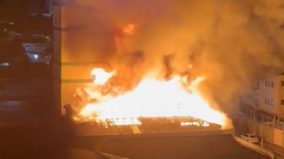 Incêndio durante a madrugada em Campinas Incêndio durante a madrugada em Campinas