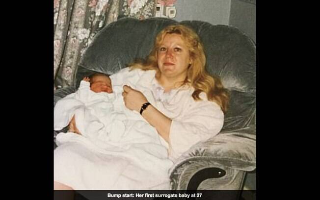Carole Horlock é considerada a maior barriga de aluguel do Reino Unido e gerou a primeira criança aos 27 anos
